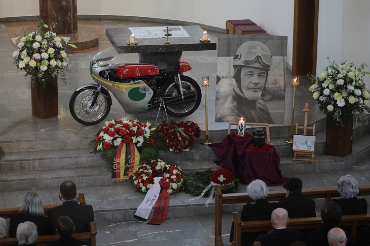 Ein Rennmotorrad in einer Kirche: Abschiedsfeier von Luigi Taveri, der im Alter von 88 Jahren verstarb