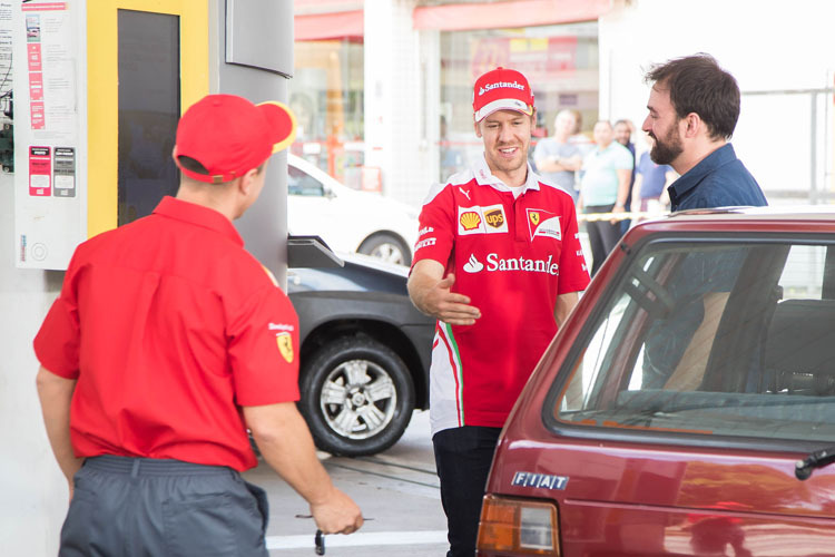 Sebastian Vettel überraschte die Shell-Kunden an der Tankstelle neben der Rennstrecke