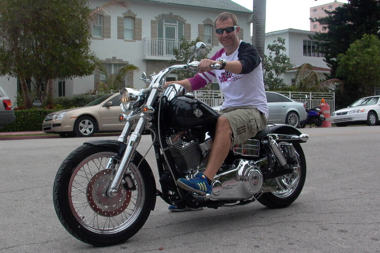 «Ich habe seit 31 Jahren einen Motorradführerschein, aber auf eine Rennmaschine brigt mich keiner», sagt Ron Ringguth. Ein Hinweis: Das Foto stammt aus Florida, dort besteht keine Helmpflicht.