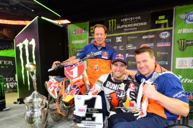 Ryan Dungey (Mitte) feiert auf dem Podium von Houston mit Roger DeCoster (links) und KTM-Sportdirektor Pit Beirer (rechts) 