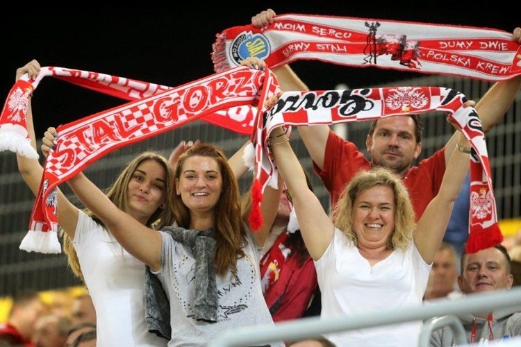 Die polnischen Fans zeigen Flagge