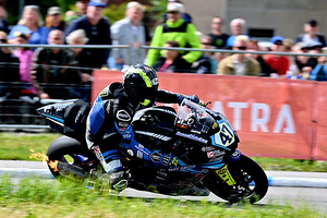 Der Sieg im zweiten Rennen der IRRC Supersport geht an Richard Cooper)
