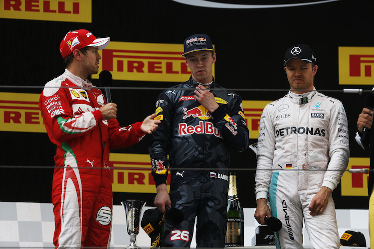 Sebastian Vettel und Daniil Kvyat mit Sieger Nico Rosberg