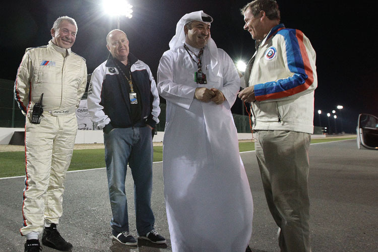 Hendrik von Kuenheim (2. von rechts) 2010 beim Katar-GP