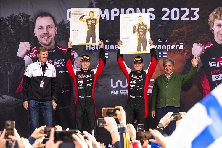 Walter Röhrl gratuliert den neuen Champions Jonne Halttunen und Kalle Rovanprä