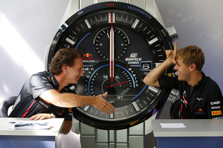 Sebastian Vettel albert mit seinem Chef Christian Horner herum