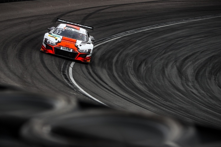 Der Audi R8 LMS GT3 vom belgischen Team WRT in der Steilkurve von Zandvoort