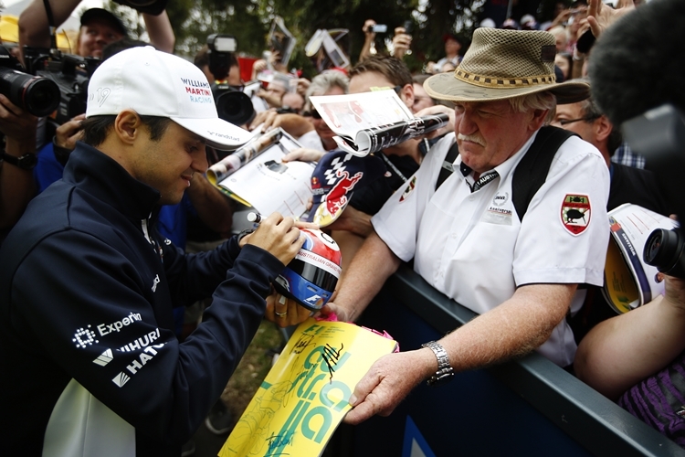 Felipe Massa beim Autogramme schreiben