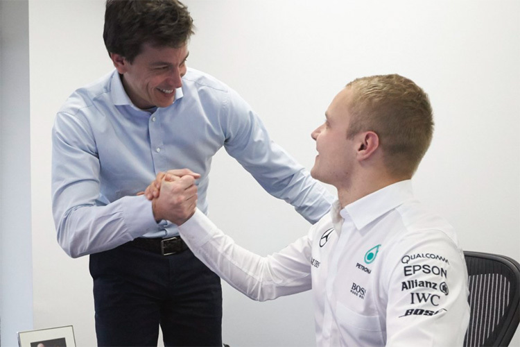 Mercedes-Teamchef Toto Wolff mit Valtteri Bottas