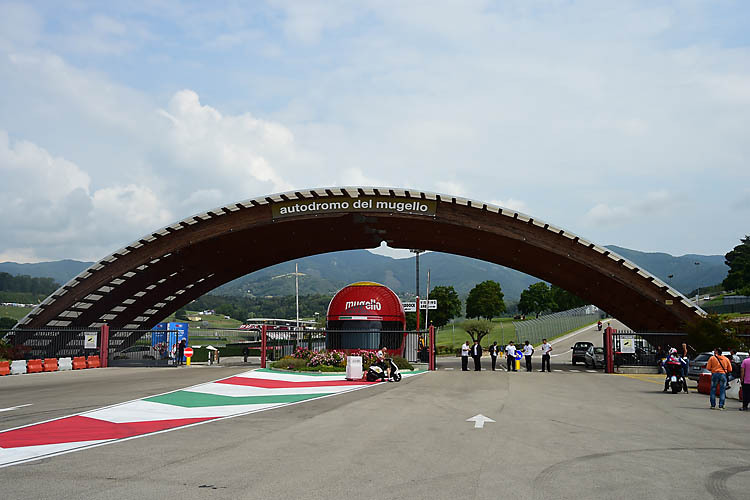 Der Paddock-Eingang des 5,2 Kilometer langen Autodromo del Mugello