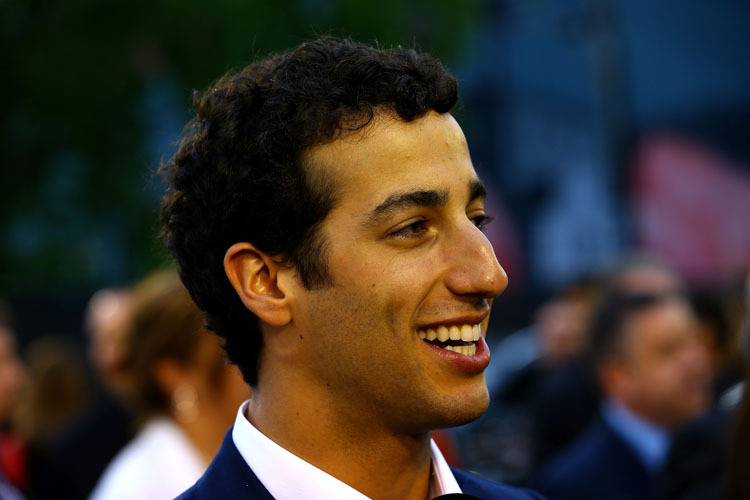 Dauergrinser Daniel Ricciardo gönnte sich beim Gala-Dinner eine Auszeit vom Fahrerlager-Stress
