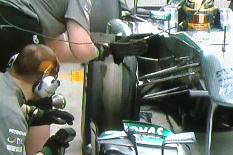 Laufflächen-Ablösung am Wagen von Lewis Hamilton