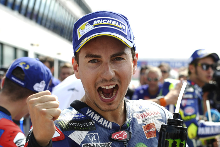 Freude herrscht: Jorge Lorenzo darf einen echten Formel-1-Boliden von 2014 steuern