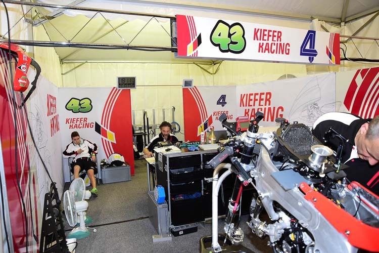 Die Box von Kiefer Racing vor dem ersten Training auf dem Losail International Circuit