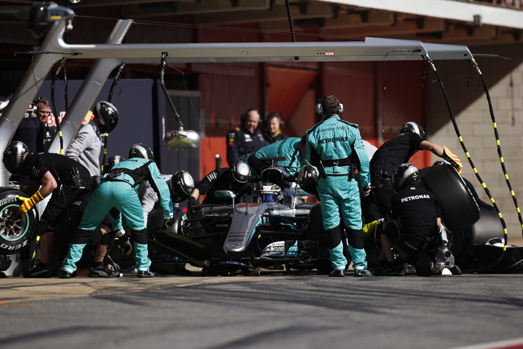 Übung macht den Meister: Die Mercedes-Boxencrew hat sich gewissenhaft auf die Saison 2017 vorbereitet