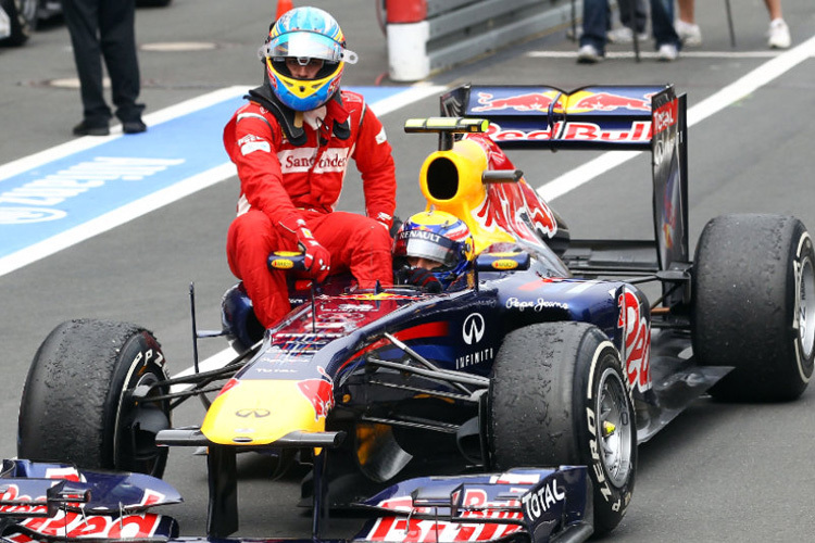 Sportliche Geste: Webber nimmt Alonso mit