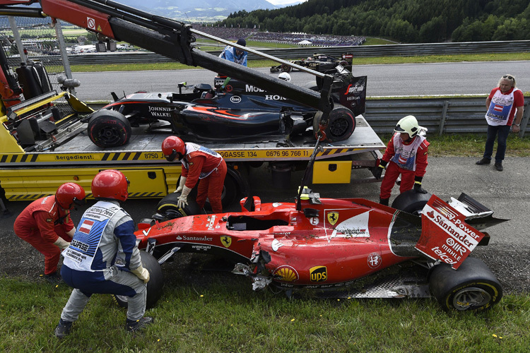 Nach dem Crash von Alonso und Räikkönen