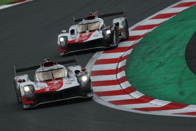 Die beiden Toyota GR010 Hybrid in Fuji