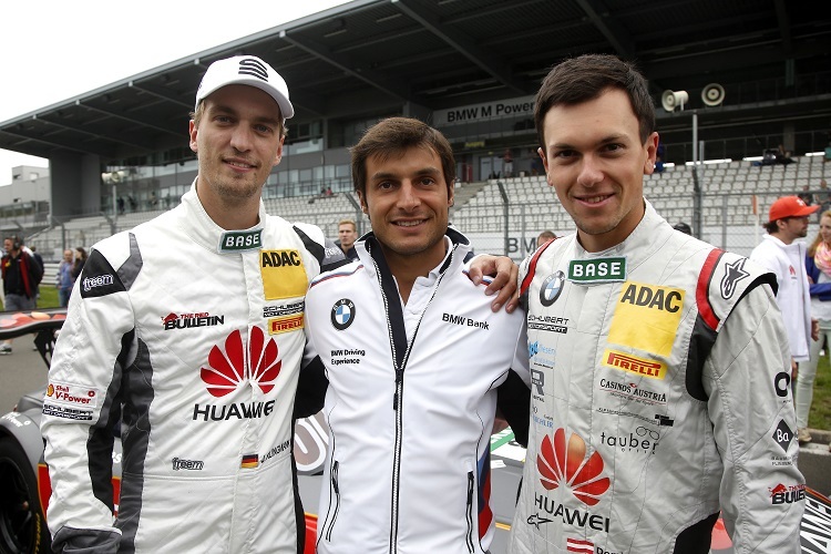 Bruno Spengler (M.) gemeinsam mit den Team-Schubert-Piloten Jens Klingmann (li.) und Dominik Baumann