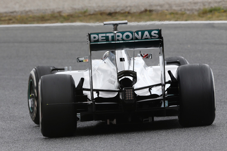 Der Mercedes von Lewis Hamilton mit den Abluftkaminen an der Innenseite der Hinterräder