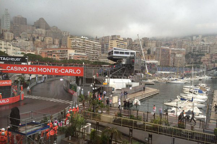 Dicke Regenwolken über dem Formel-1-Strassenkurs von Monte Carlo: Die Wahrscheinlichkeit, dass der GP durch die Häuserschluchten des Fürstentums auf nasser Piste stattfindet, ist gering. 