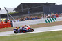 Silverstone: Jorge Lorenzo greift in der Zielkurve innen an...