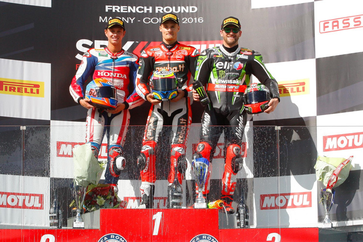 Podium Lauf 1: Michael van der Mark, Chaz Davies und Tom Sykes (v.l.)