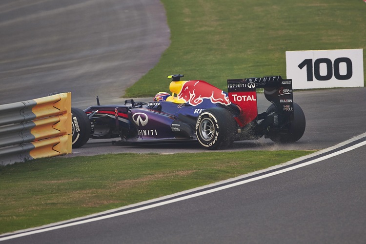 Mark Webber muss seinen Renault abstellen