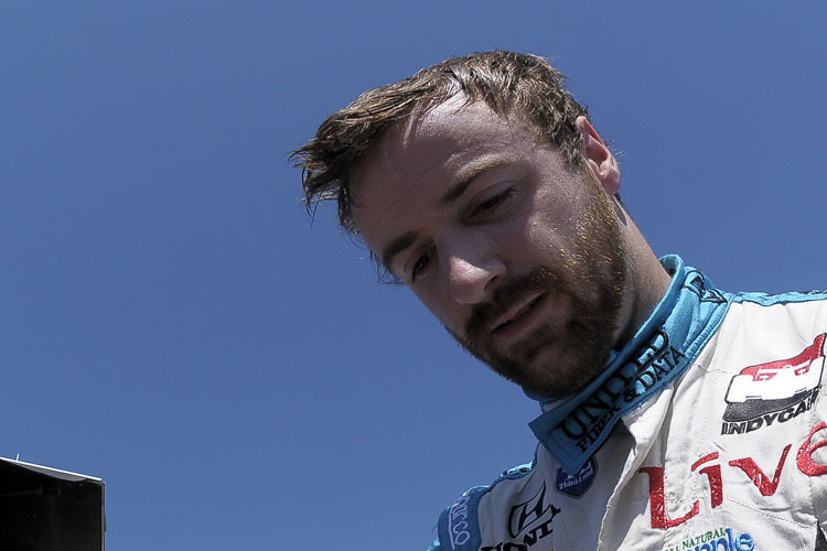 James Hinchcliffe wurde auf einer Trage weggebracht und beschwerte sich später über Schmerzen