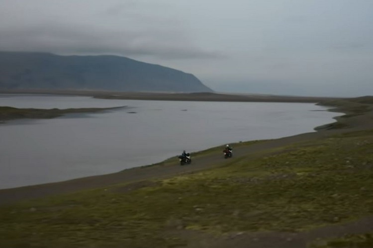 Mike Horn und Cyril Despres mit zwei Husqvarna 901 Norden unterwegs auf den Schotterpisten Islands