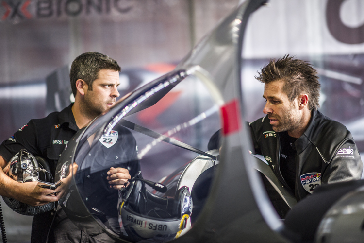 Hannes Arch (AUT) arbeitet mit seinem Ingenieur Nigel Dickinson am Flugzeug