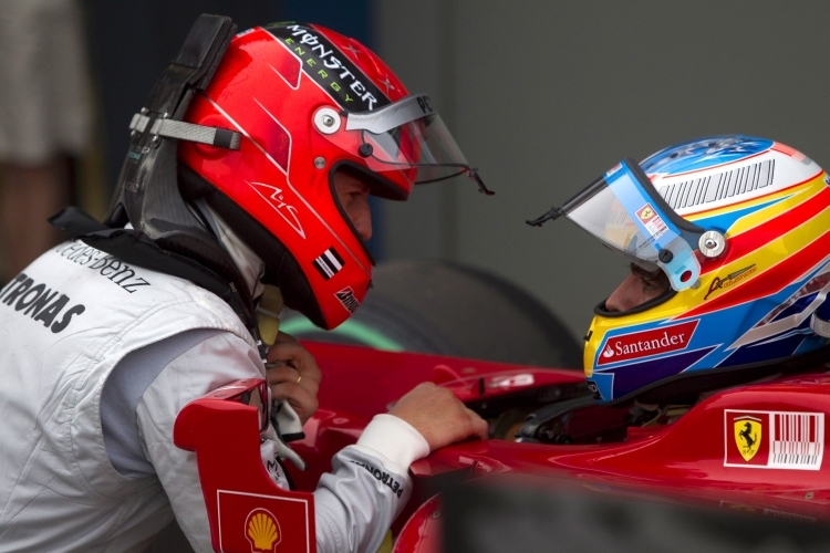 Schumi mit Alonso im fachlichen Austausch