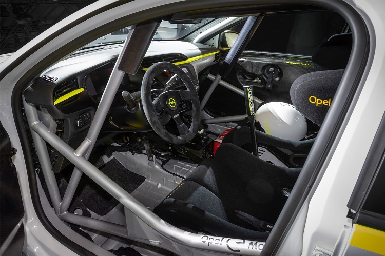 Das Cockpit des Opel Corsa e-Rally