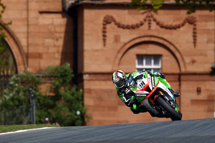 Sieger Leon Haslam vor der einzigartigen Kulisse in Oulton Park 