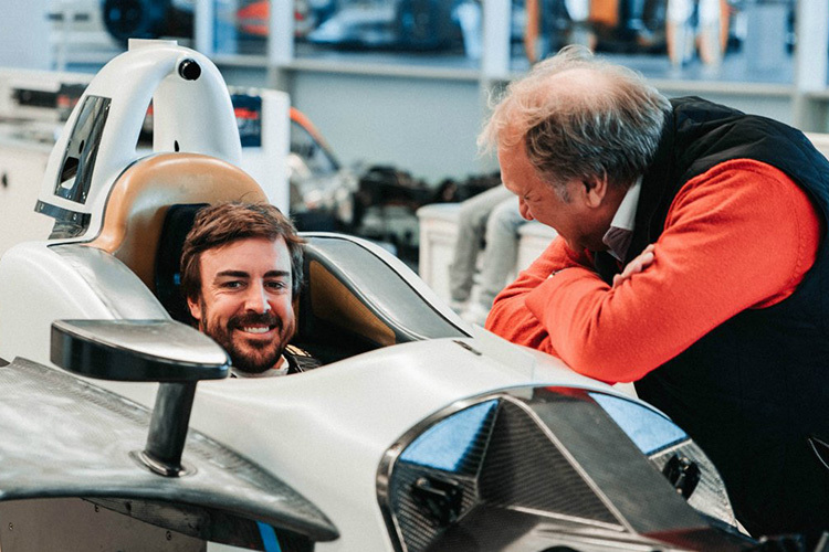 Fernando Alonso bei der Sitzprobe im 2019er IndyCar
