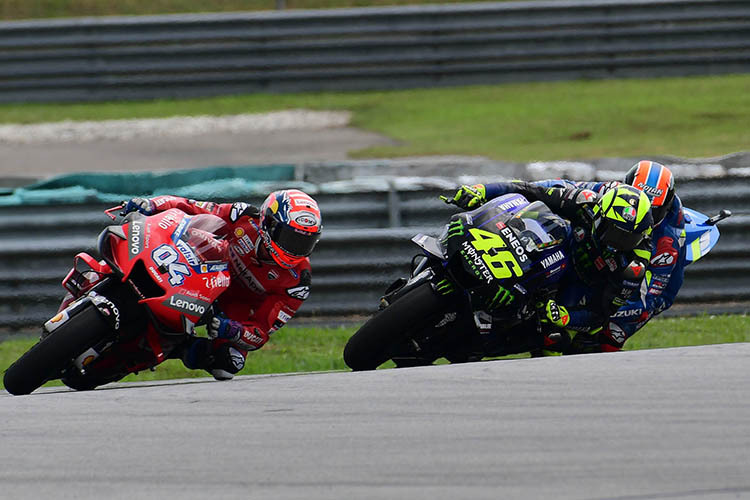 Malaysia-GP: Rossi kämpft gegen Dovi (04) und Rins (dahinter)