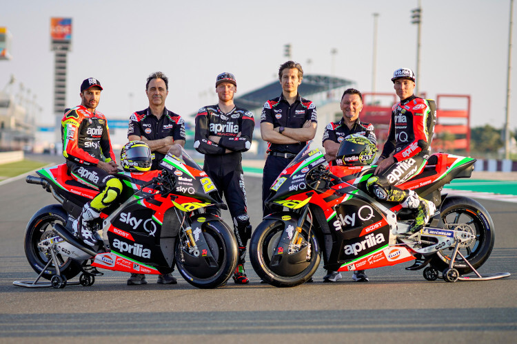 Aprilia 2020: Andrea Iannone, Romano Albesiano, Bradley Smith, Massimo Rivola, Fausto Gresini und Aleix Espargaró (v.l.n.r.)