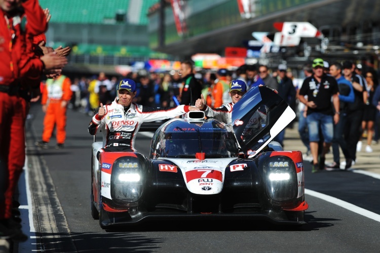 Kamui Kobayashi (li.) und Mike Conway sitzen auf dem Toyota TS050 Hybrid