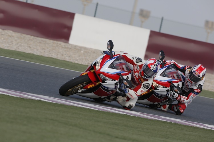 Leon Haslam (vorne) und Jonathan Rea mit der Fireblade SP