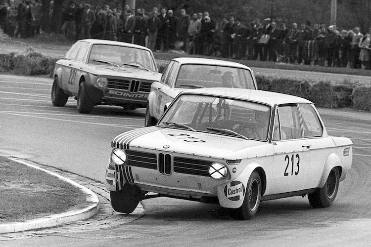 Norisring 1968: Dieter Basche führt mit seinem BMW 2002 vor zwei Markenkollegen