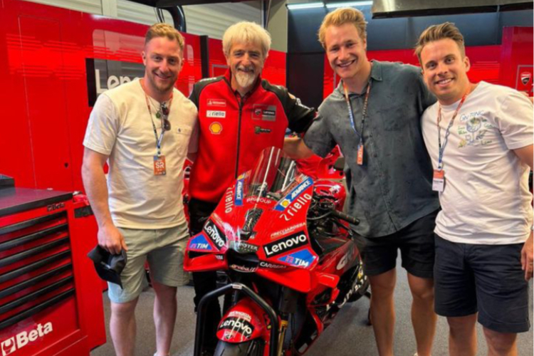 In der Ducati-Box (v.l.): Justin Murisier, Rennchef Gigi Dall’Igna, Marco Odermatt und Gino Caviezel