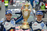Noch einmal jubeln im VW-Overall – Sébastien Ogier (rechts) und Beifahrer Julien Ingrassia in Wales