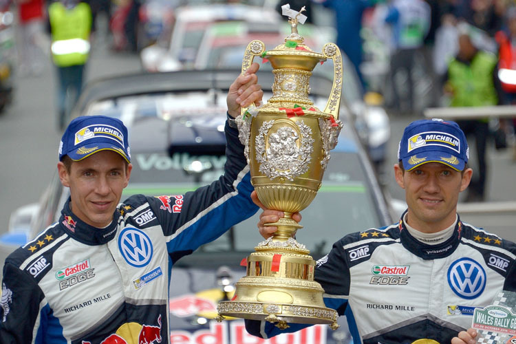 Noch einmal jubeln im VW-Overall – Sébastien Ogier (rechts) und Beifahrer Julien Ingrassia in Wales