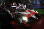 Kamui Kobayashi (li.) und José María López freuen sich mit Mike Conway (im Cockpit des Toyota TS050 Hybrid) über den Sieg in Shanghai