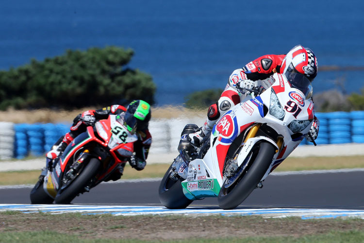 Leon Haslam vor Aprilia-Pilot Eugene Laverty