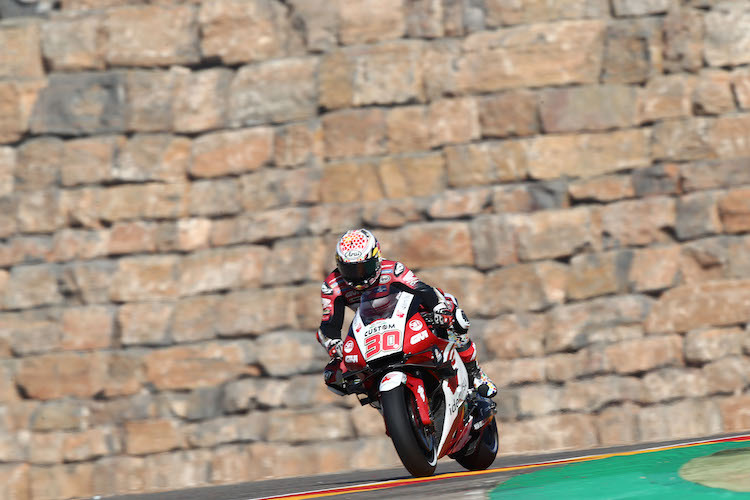 Takaaki Nakagami vor der berühmten Steinwand in Aragón