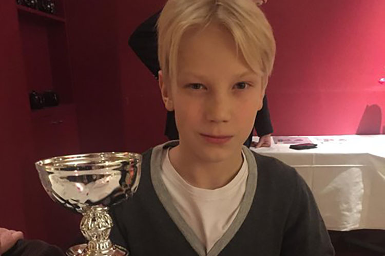 Patrik Pulkkinen mit dem Pokal für den «Rookie of the Year»