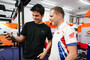 Joan Mir mit HRC-Testfahrer Stefan Bradl in der Repsol-Honda-Box