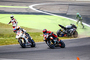 Marvin Fritz (re.) auf dem Weg zu seiner Yamaha, links läuft Jan Halbich