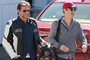 Superbike statt Sportwagen: Bradley Cooper (li.)